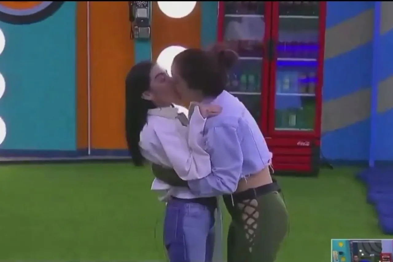 Video: Karime y Gala se dan ardiente beso en 'La Casa de los Famosos'