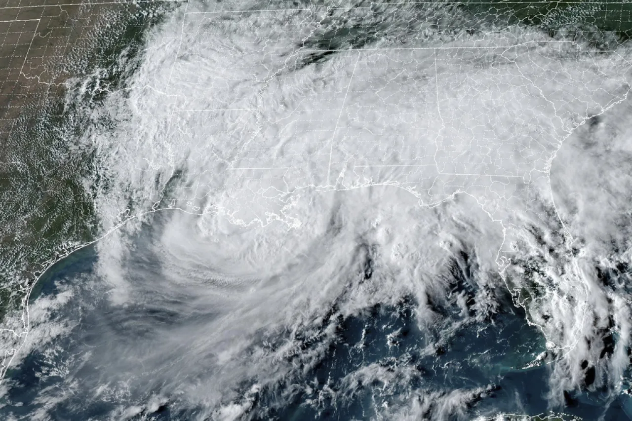 El huracán Francine toca tierra en Luisiana