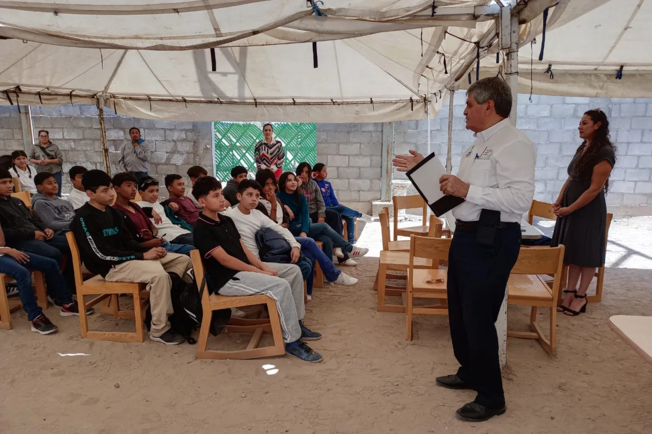 Canaco entrega mochilas a estudiantes de nueva secundaria en Riberas