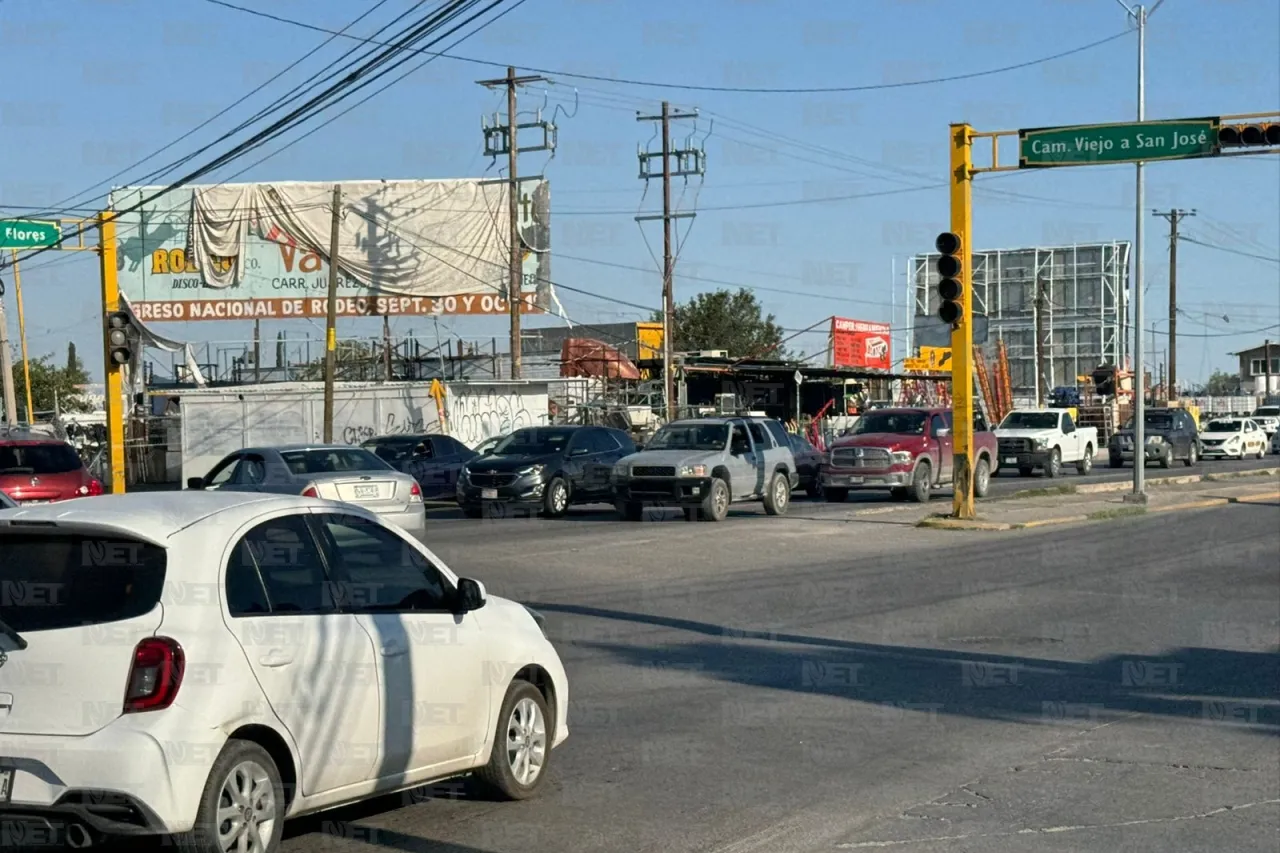 Crucero sin semáforos en Óscar Flores provoca caos vial