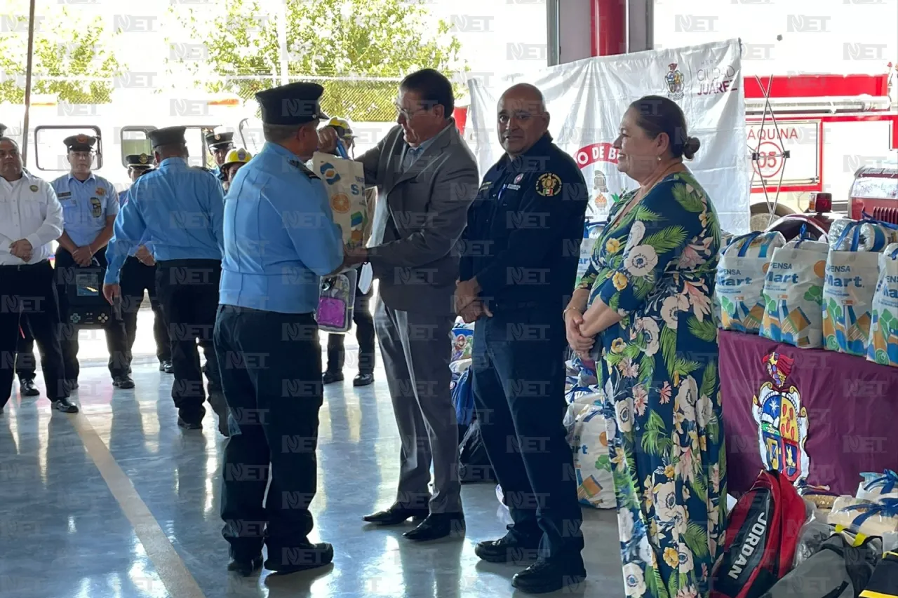 Entregan mochilas y despensas al Cuerpo de Bomberos de Juárez