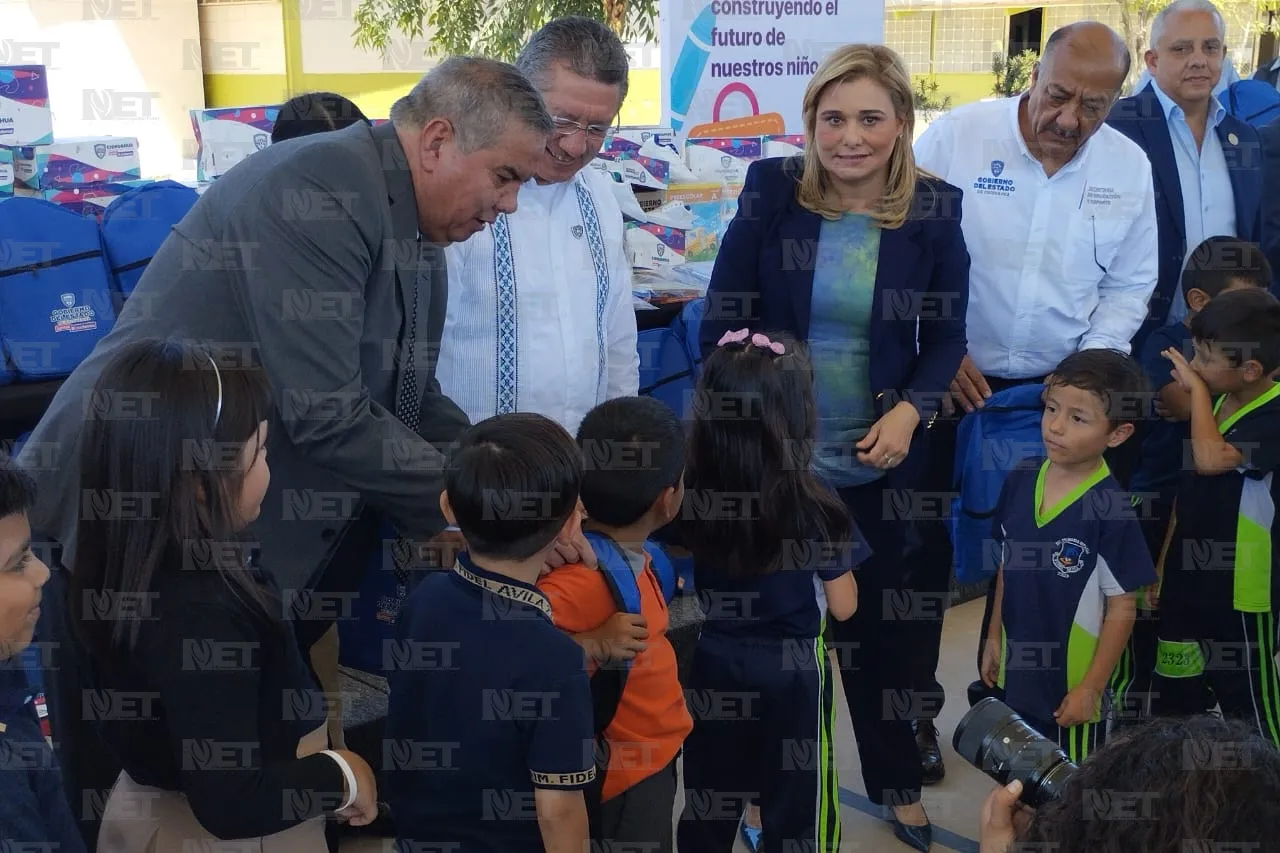 Juárez: Encabeza gobernadora entrega de kits escolares a estudiantes