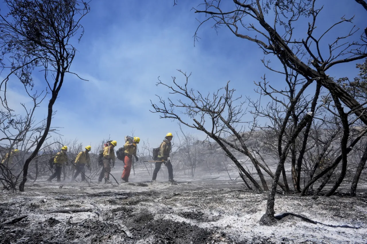 Incendios forestales en el sur de California consumen docenas de casas