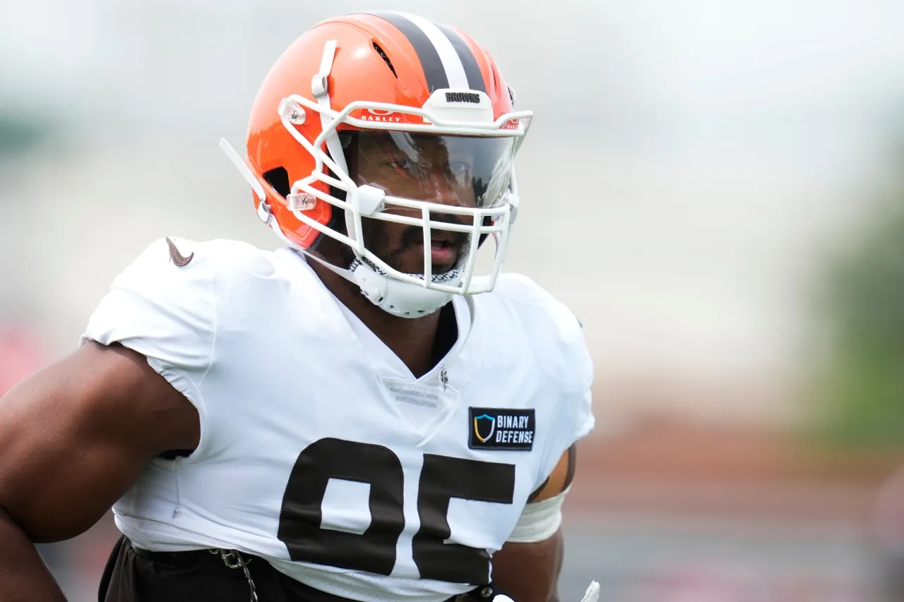 Browns: Garrett se pierde entrenamiento y su estatus para el domingo es incierto