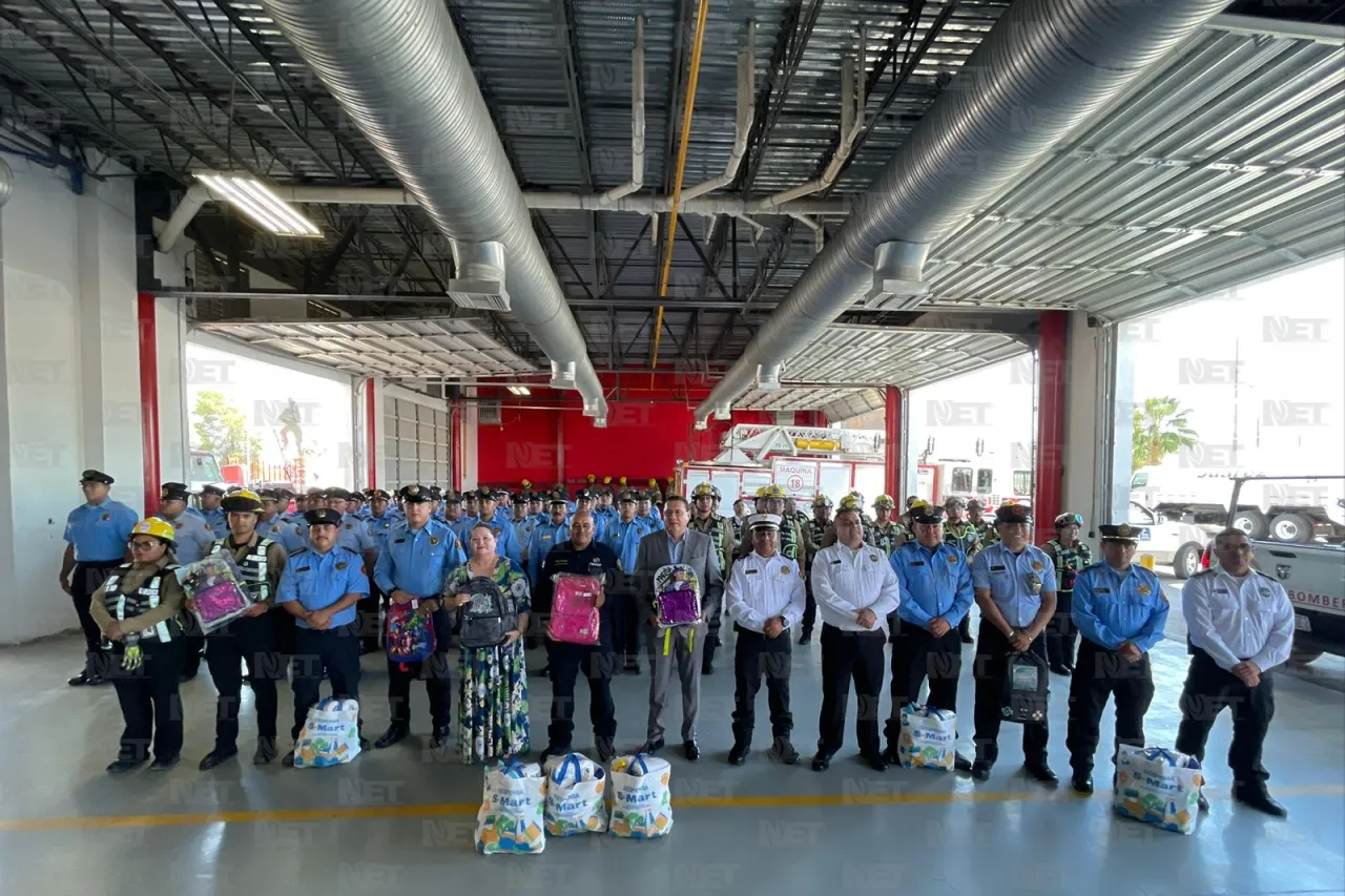 Entregan mochilas y despensas al Cuerpo de Bomberos de Juárez