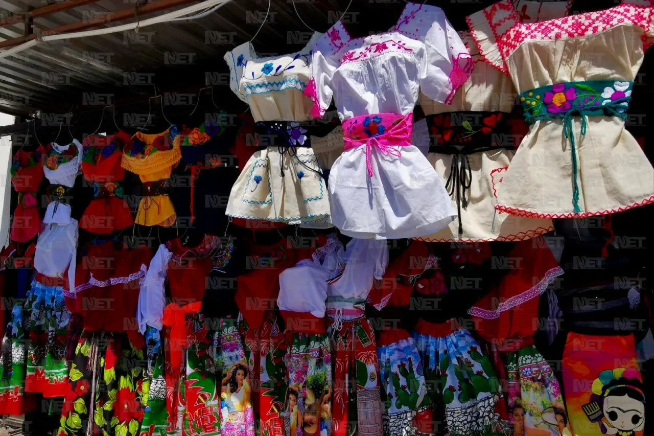 Doña Catalina viste a los juarenses con trajes típicos