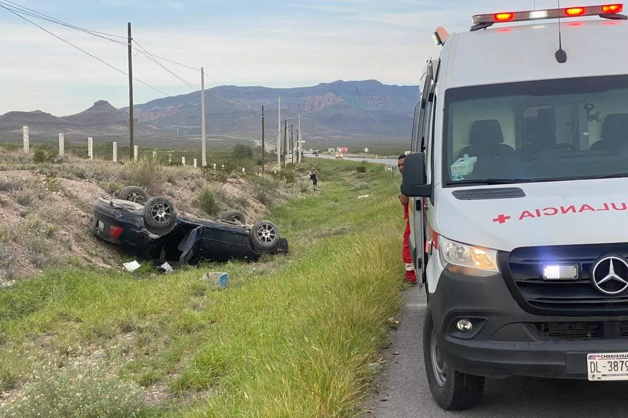 Vuelca auto en carretera a Delicias; hay 3 lesionados