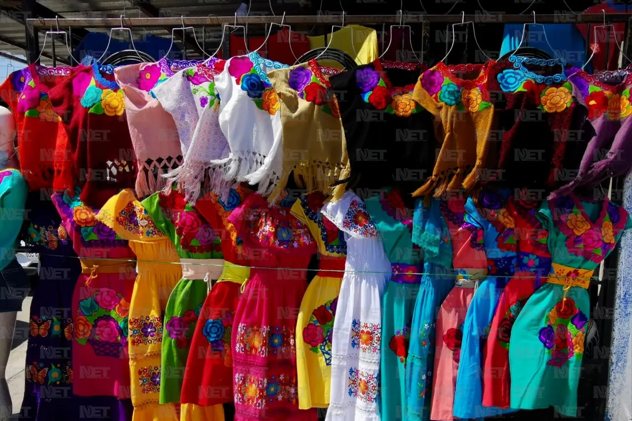 Doña Catalina viste a los juarenses con trajes típicos