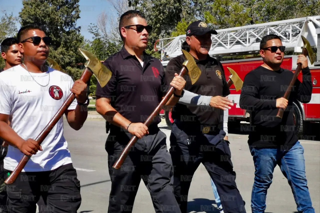 Bomberos y rescatistas ensayan para el desfile del 16 de Septiembre