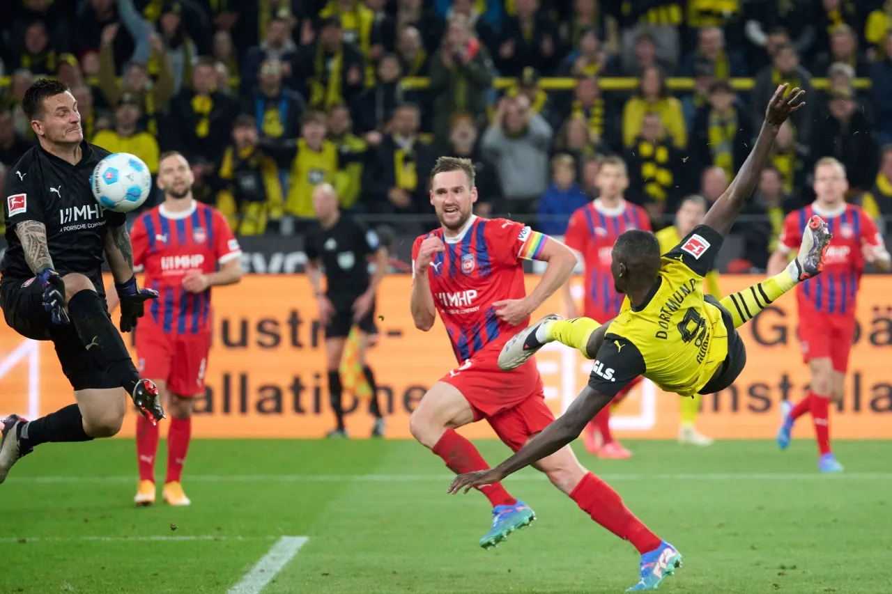 Borussia Dortmund llega a la cima de la Bundesliga