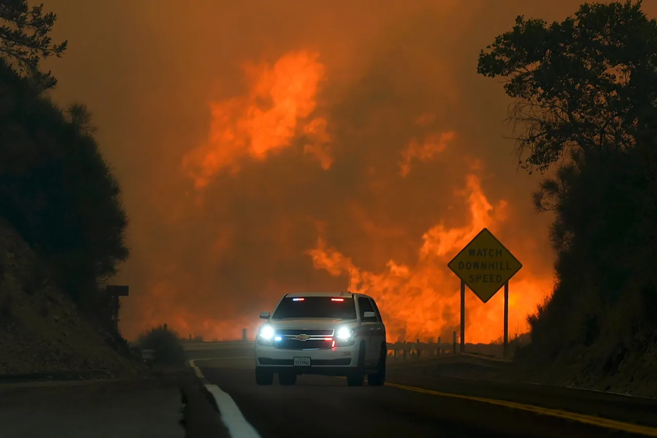 Bomberos ganan terreno en combate a 3 grandes incendios forestales en California