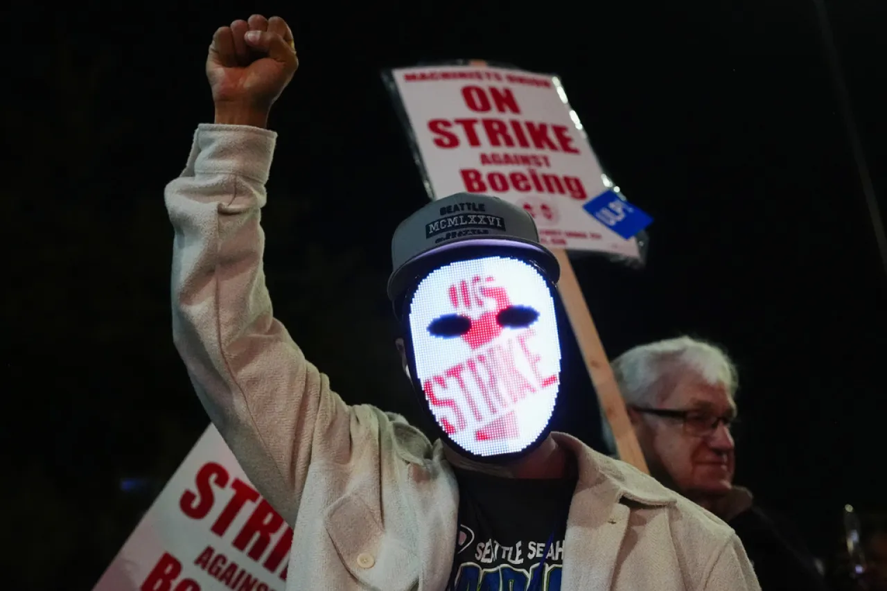 Trabajadores de fábrica de Boeing inician huelga