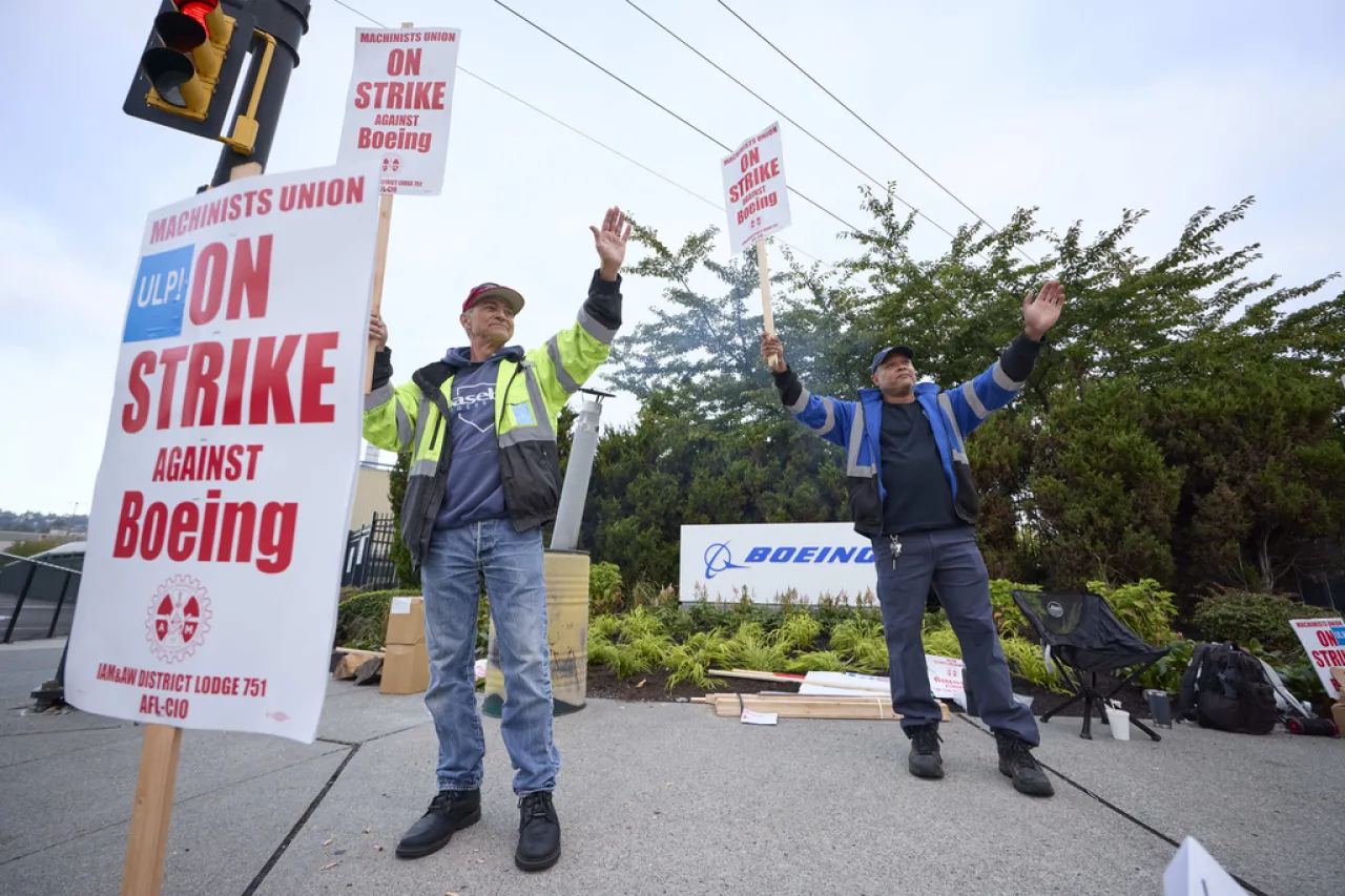 Trabajadores de fábrica de Boeing se declaran en huelga