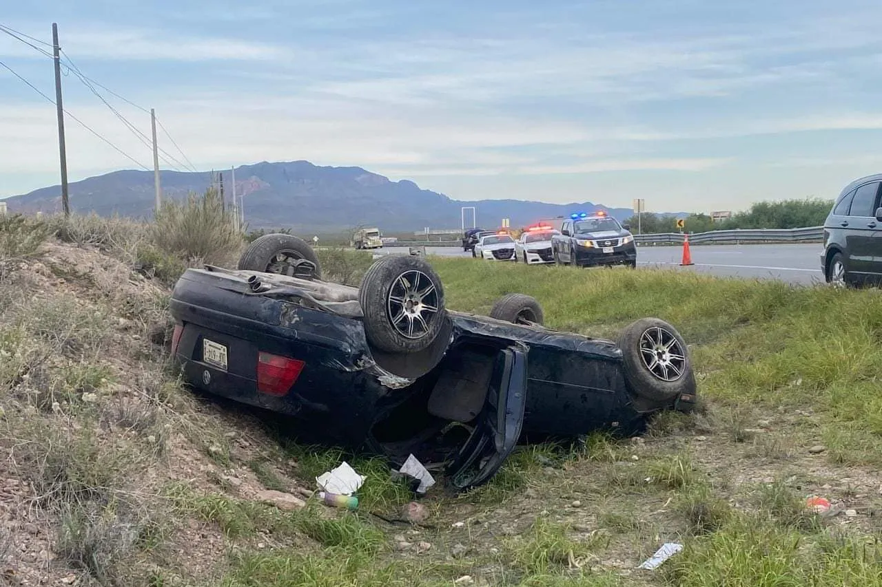 Vuelca auto en carretera a Delicias; hay 3 lesionados