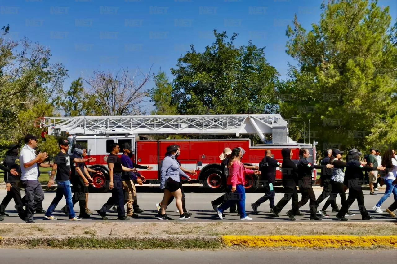 Bomberos y rescatistas ensayan para el desfile del 16 de Septiembre