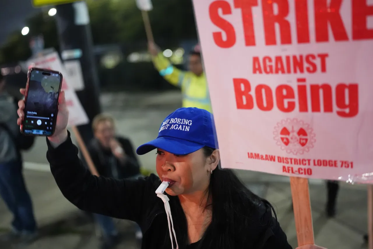 Trabajadores de fábrica de Boeing se declaran en huelga