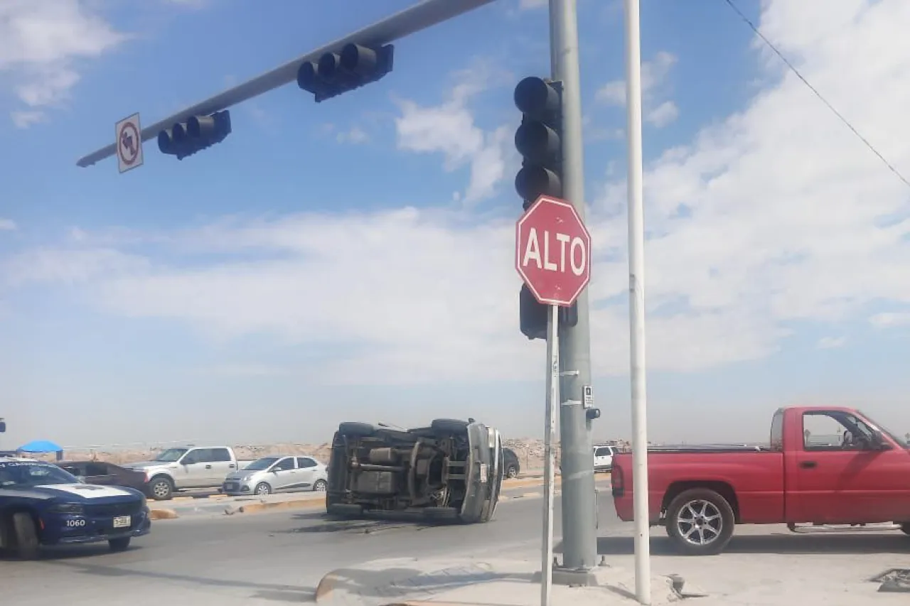 Choque en el bulevar Zaragoza termina en volcadura