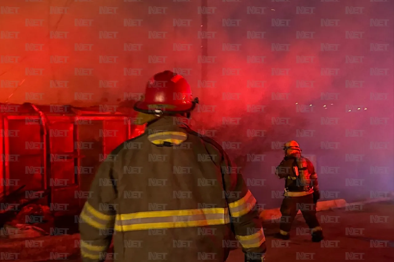 Incendio arrasa carpintería y afecta vivienda en Juárez