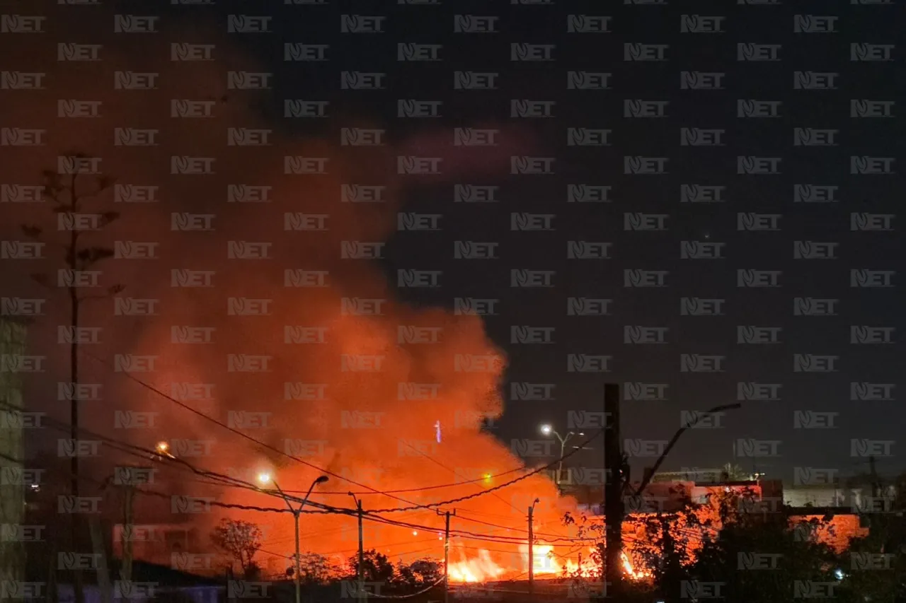 Incendio arrasa carpintería y afecta vivienda en Juárez