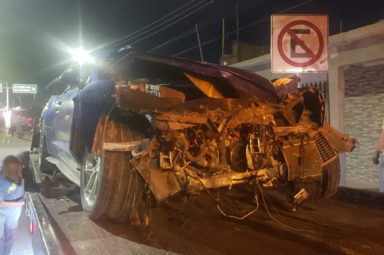 Huye tras chocar su Camaro contra un muro durante la madrugada