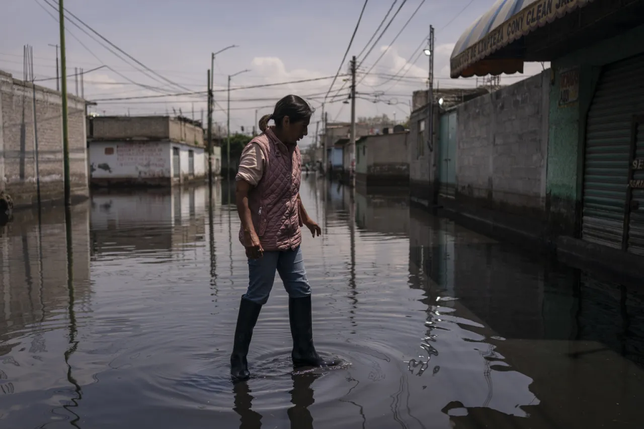 Vecinos de Chalco desesperados tras un mes inundados por aguas negras