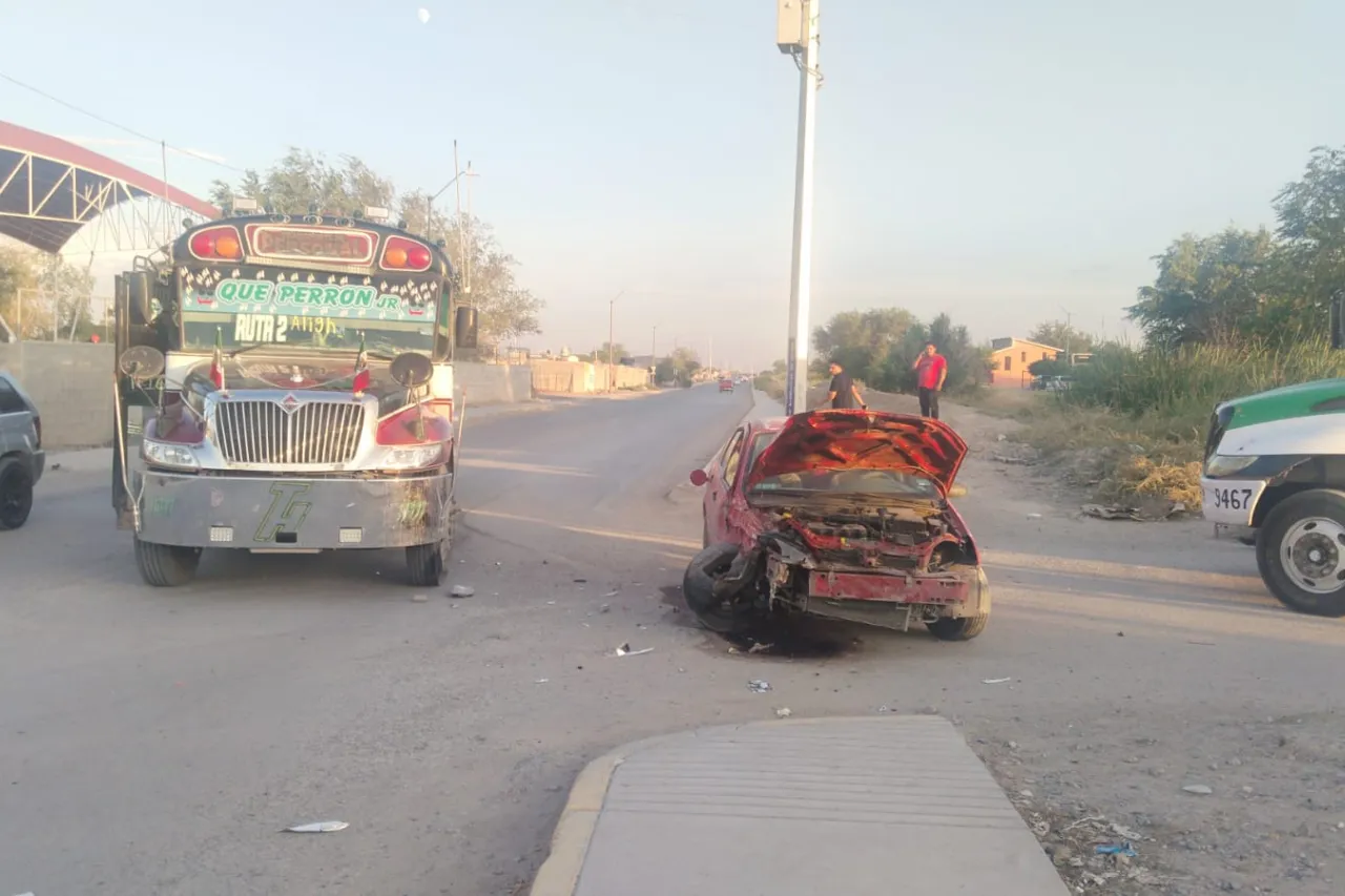 Rutero le corta el paso a auto y provoca choque