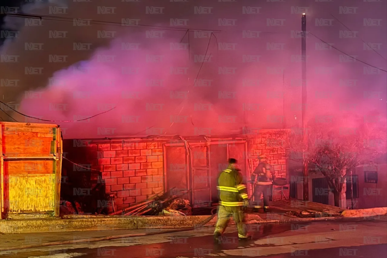 Incendio arrasa carpintería y afecta vivienda en Juárez