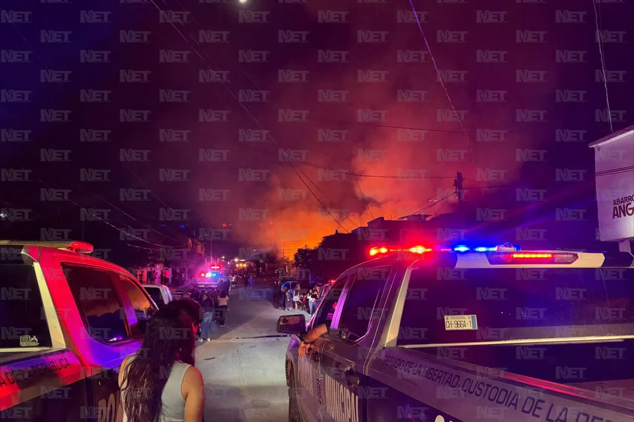 Incendio arrasa carpintería y afecta vivienda en Juárez