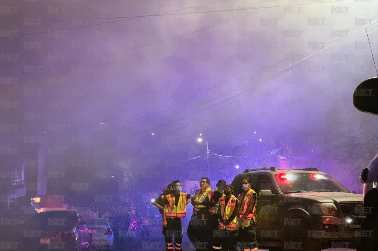 Incendio arrasa carpintería y afecta vivienda en Juárez