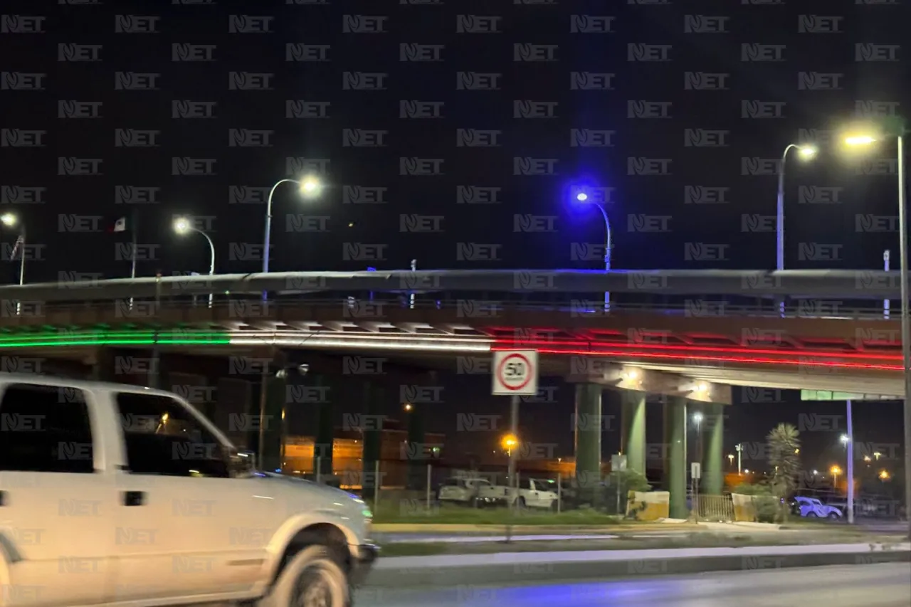 La Estrella de El Paso se ilumina con los colores de la Bandera de México