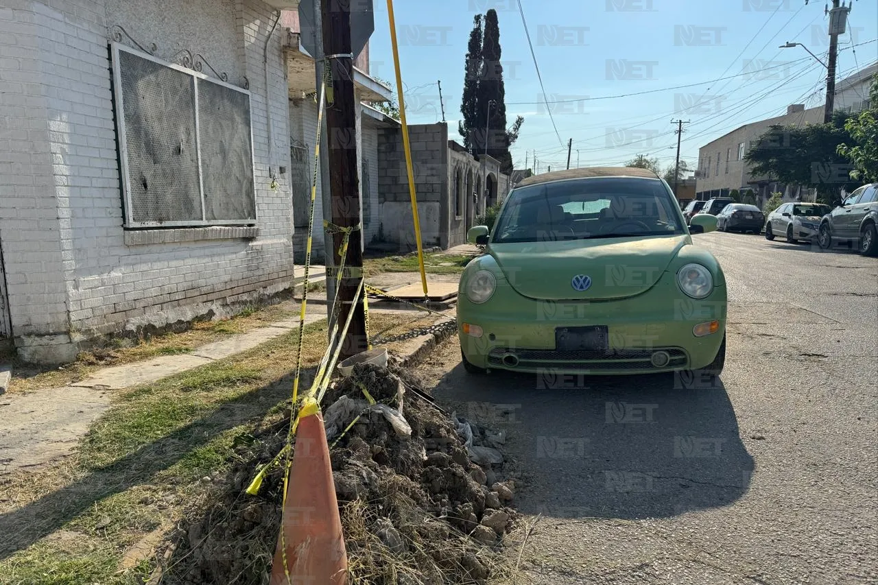 'Por si las dudas'; Amarran auto a señalamiento para prevenir robo