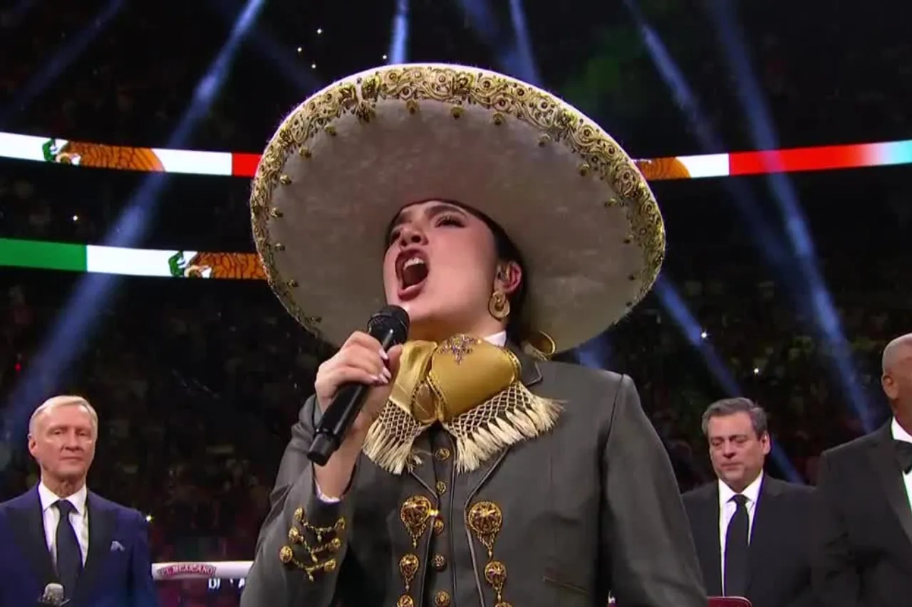 Se equivoca Camila Fernández al cantar el Himno de México en pelea del 'Canelo'