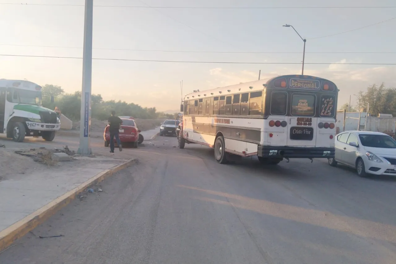 Rutero le corta el paso a auto y provoca choque