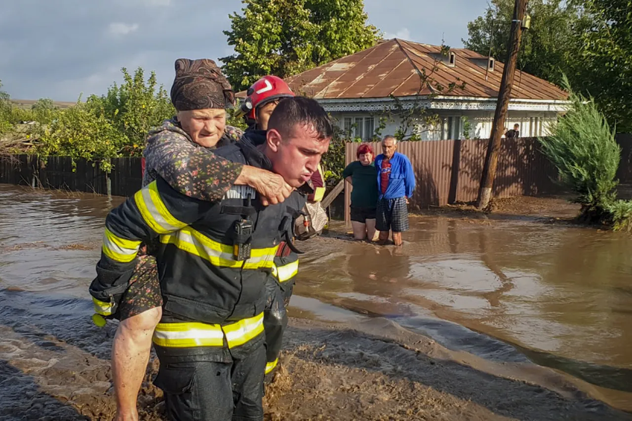 Intensas lluvias dejan cinco muertos y decenas de atrapados en Rumanía