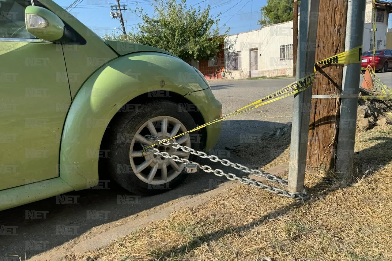 'Por si las dudas'; Amarran auto a señalamiento para prevenir robo