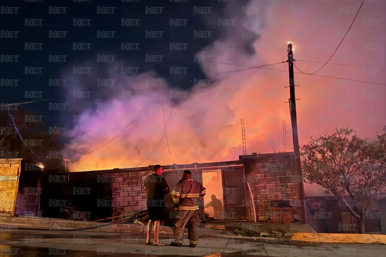 Incendio arrasa carpintería y afecta vivienda en Juárez