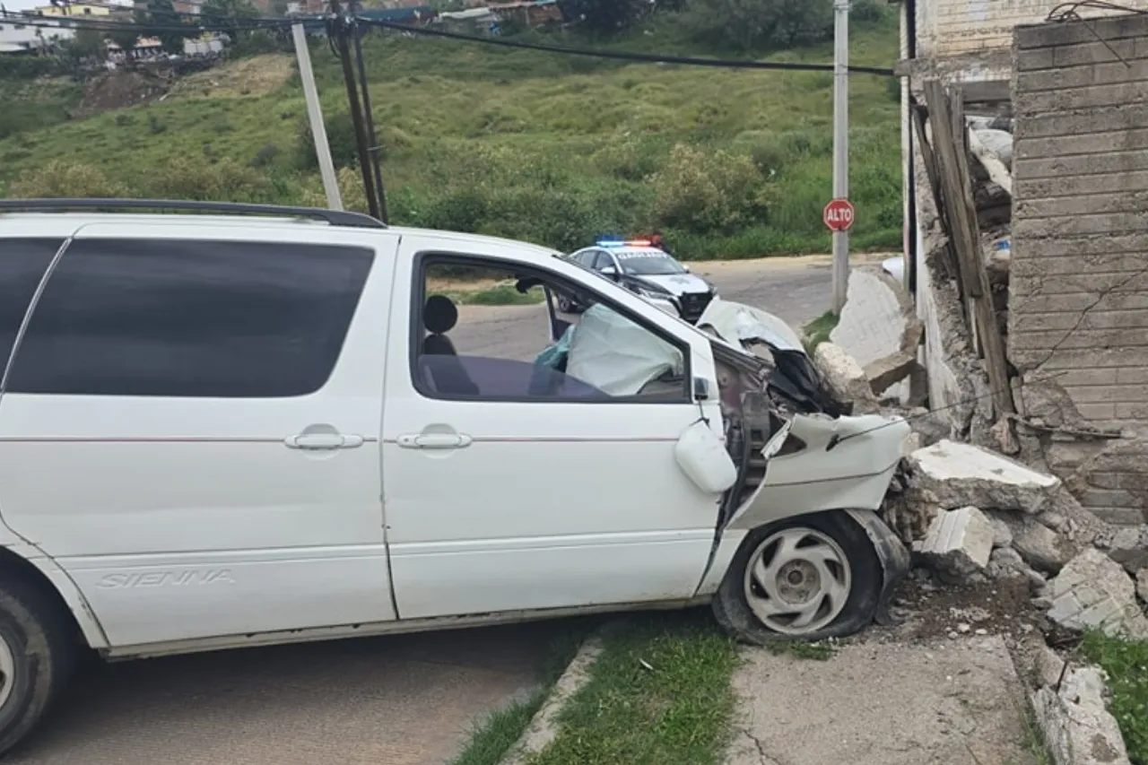 Muere adulto mayor de un infarto tras chocar su vehículo contra pared