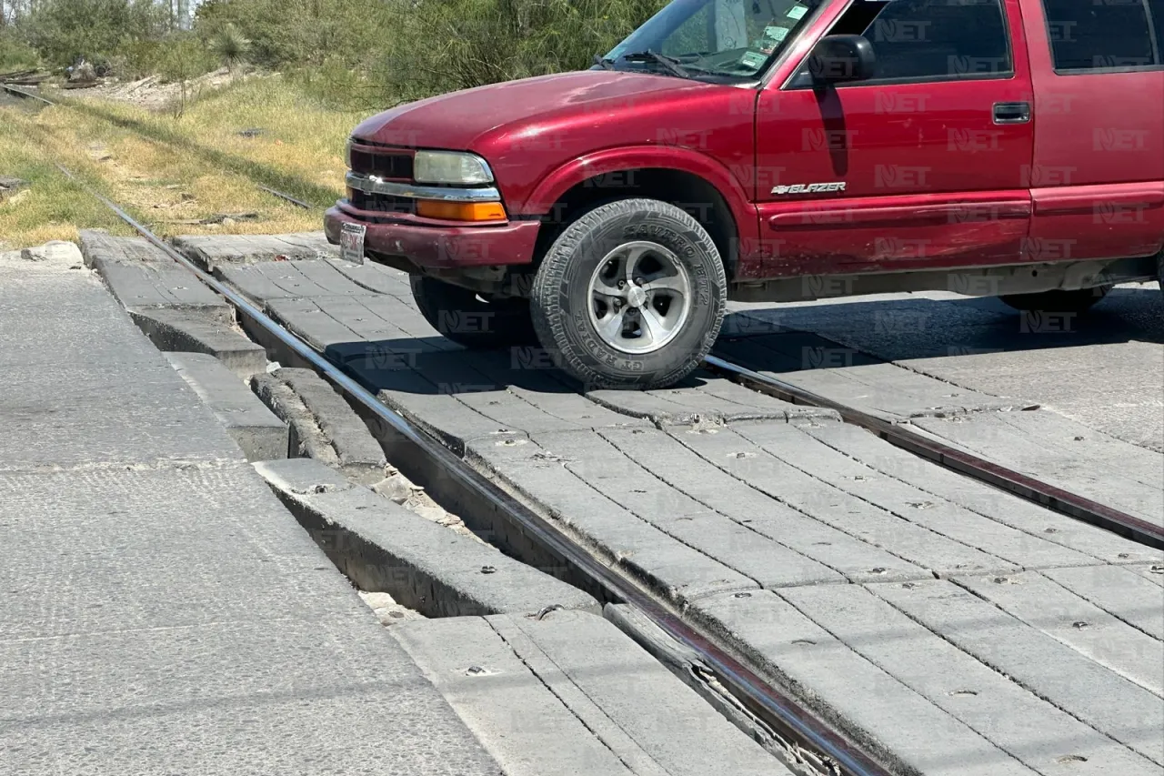 Arriesgan sus vehículos por pésimas condiciones de las vías del tren 