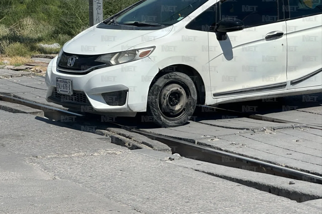 Arriesgan sus vehículos por pésimas condiciones de las vías del tren 