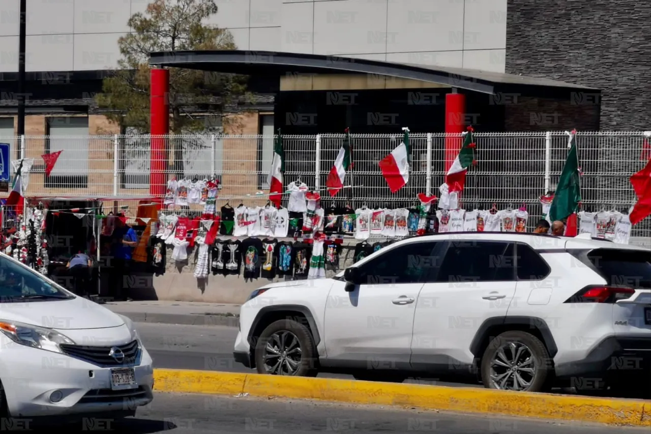 Vendedores ofertan objetos típicos para Fiestas Patrias