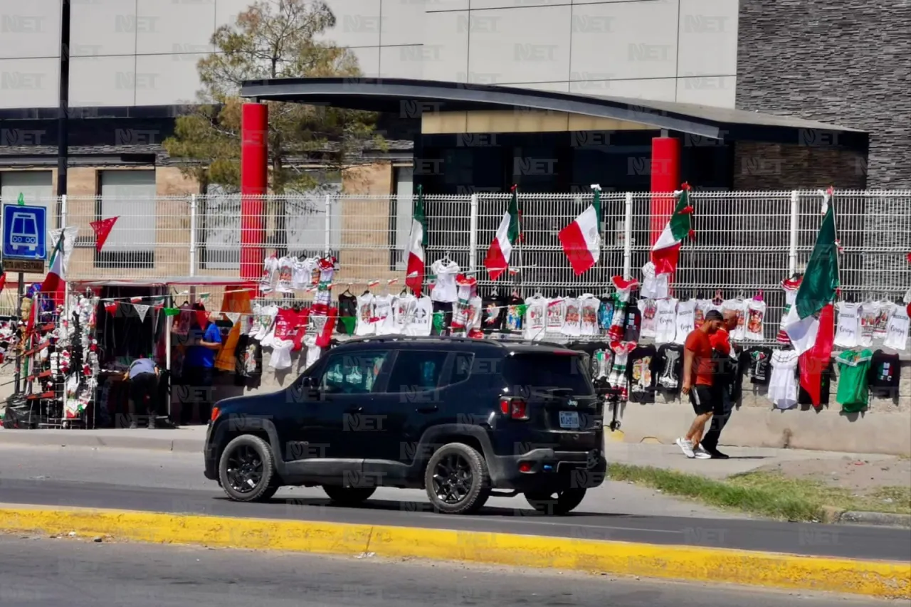 Vendedores ofertan objetos típicos para Fiestas Patrias