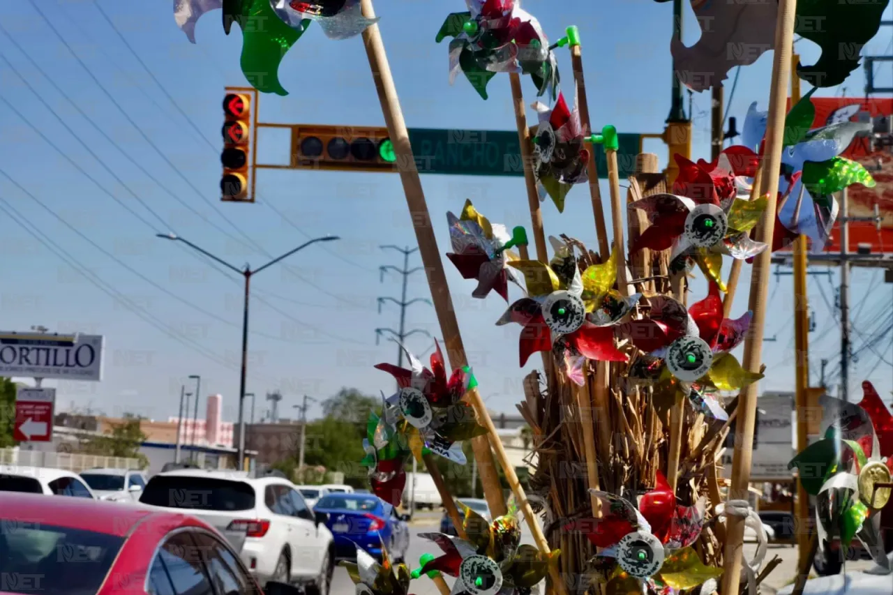 Vendedores ofertan objetos típicos para Fiestas Patrias