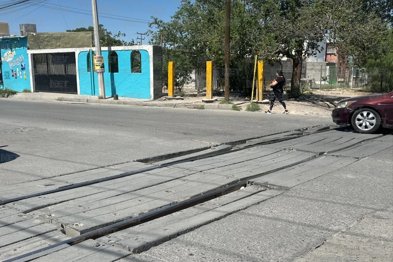 Arriesgan sus vehículos por pésimas condiciones de las vías del tren 