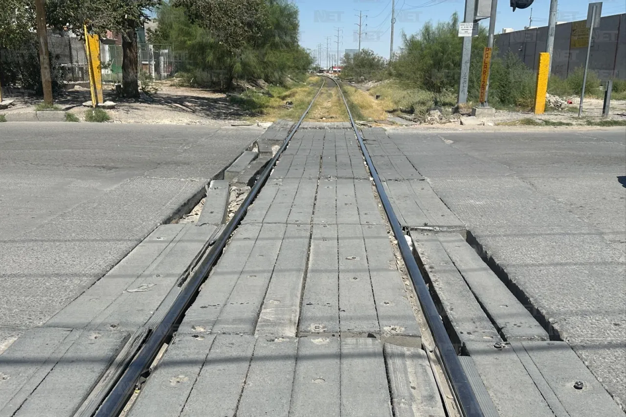 Arriesgan sus vehículos por pésimas condiciones de las vías del tren 