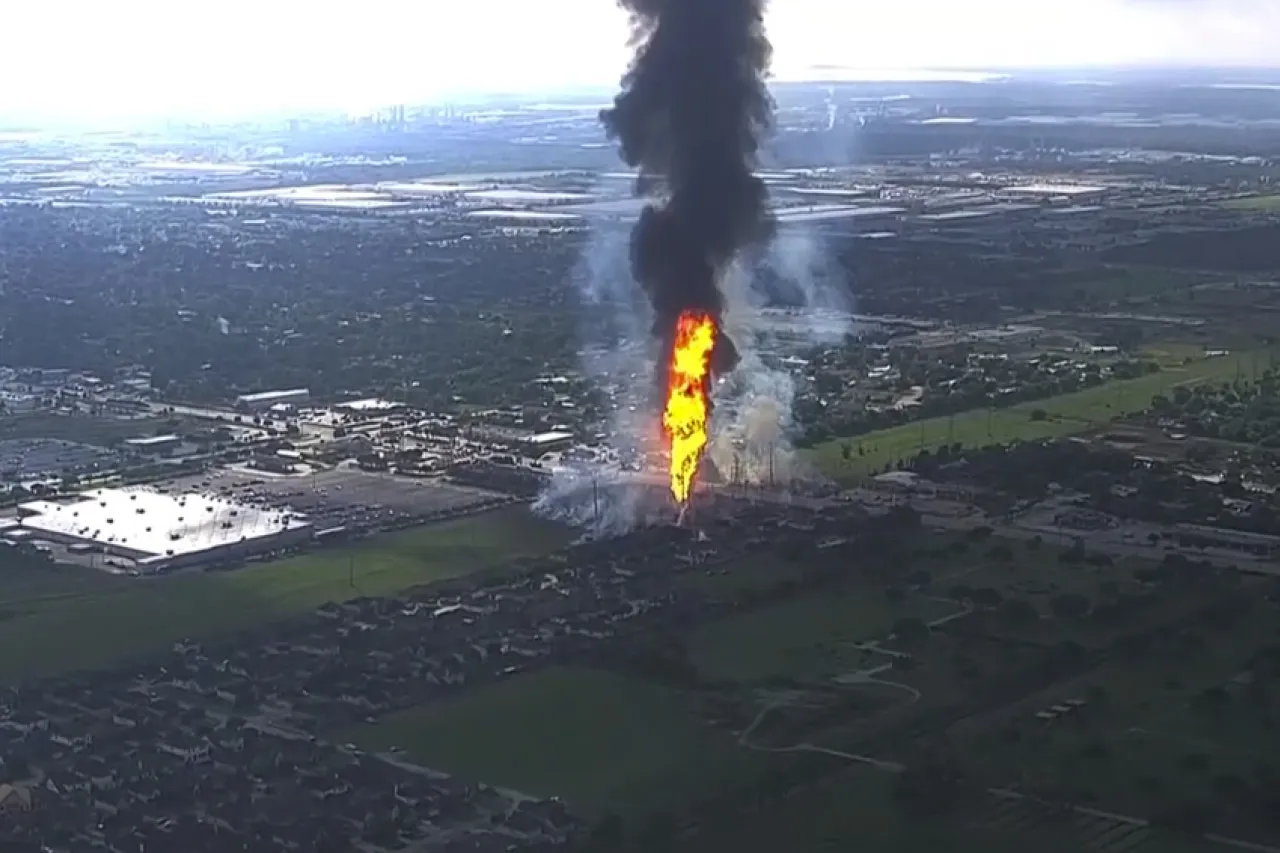 Autoridades evacúan zona cerca de Houston tras explosión e incendio en oleoducto