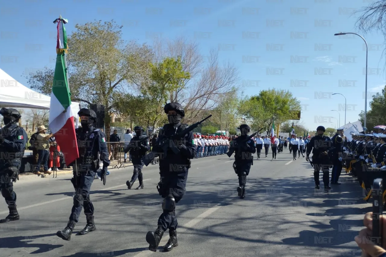 Inicia desfile del 214 aniversario de la Independencia de México