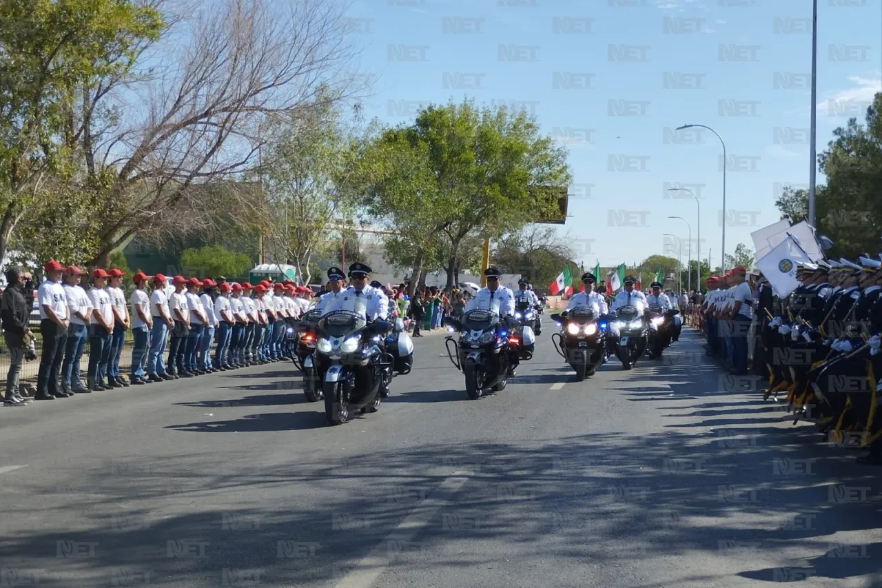 Inicia desfile del 214 aniversario de la Independencia de México