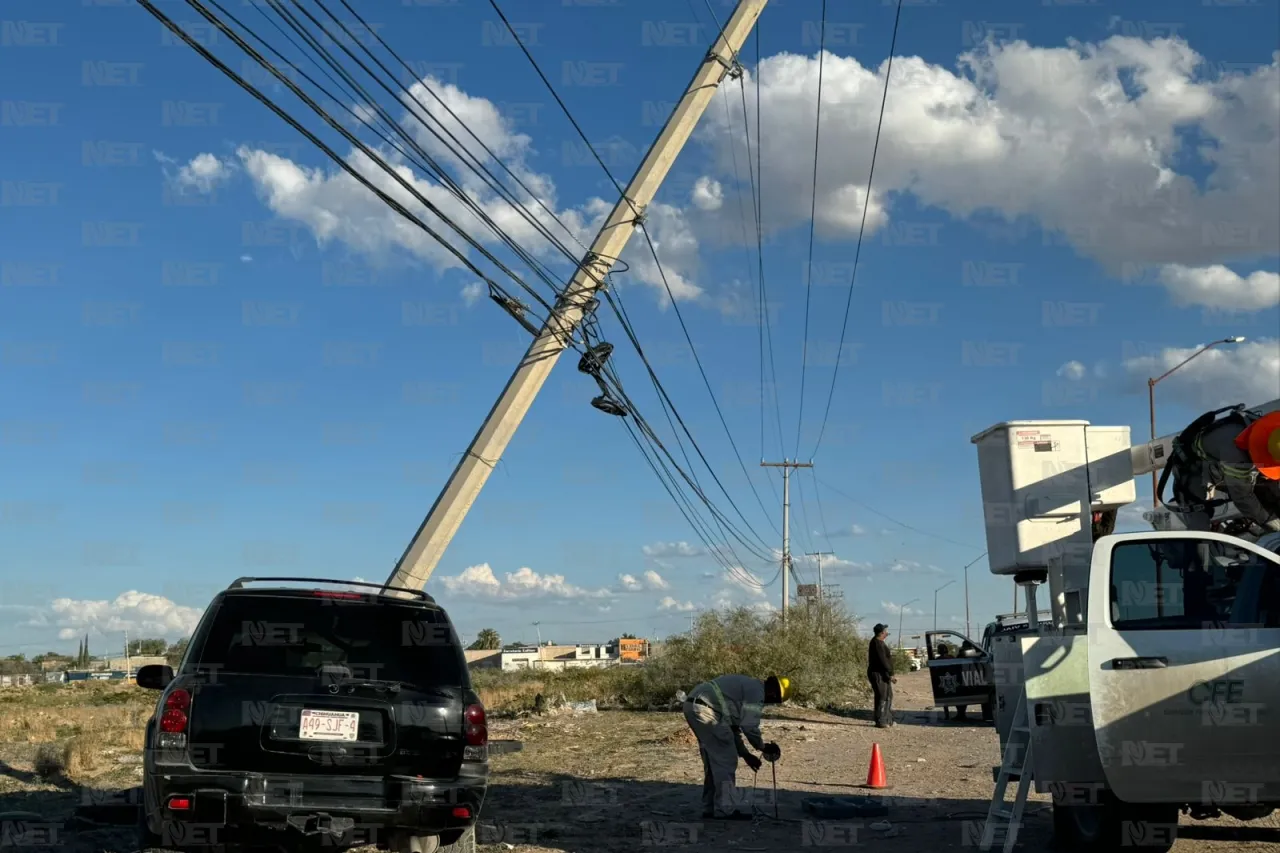 Maneja a exceso de velocidad, brinca camellón y derriba poste de la CFE