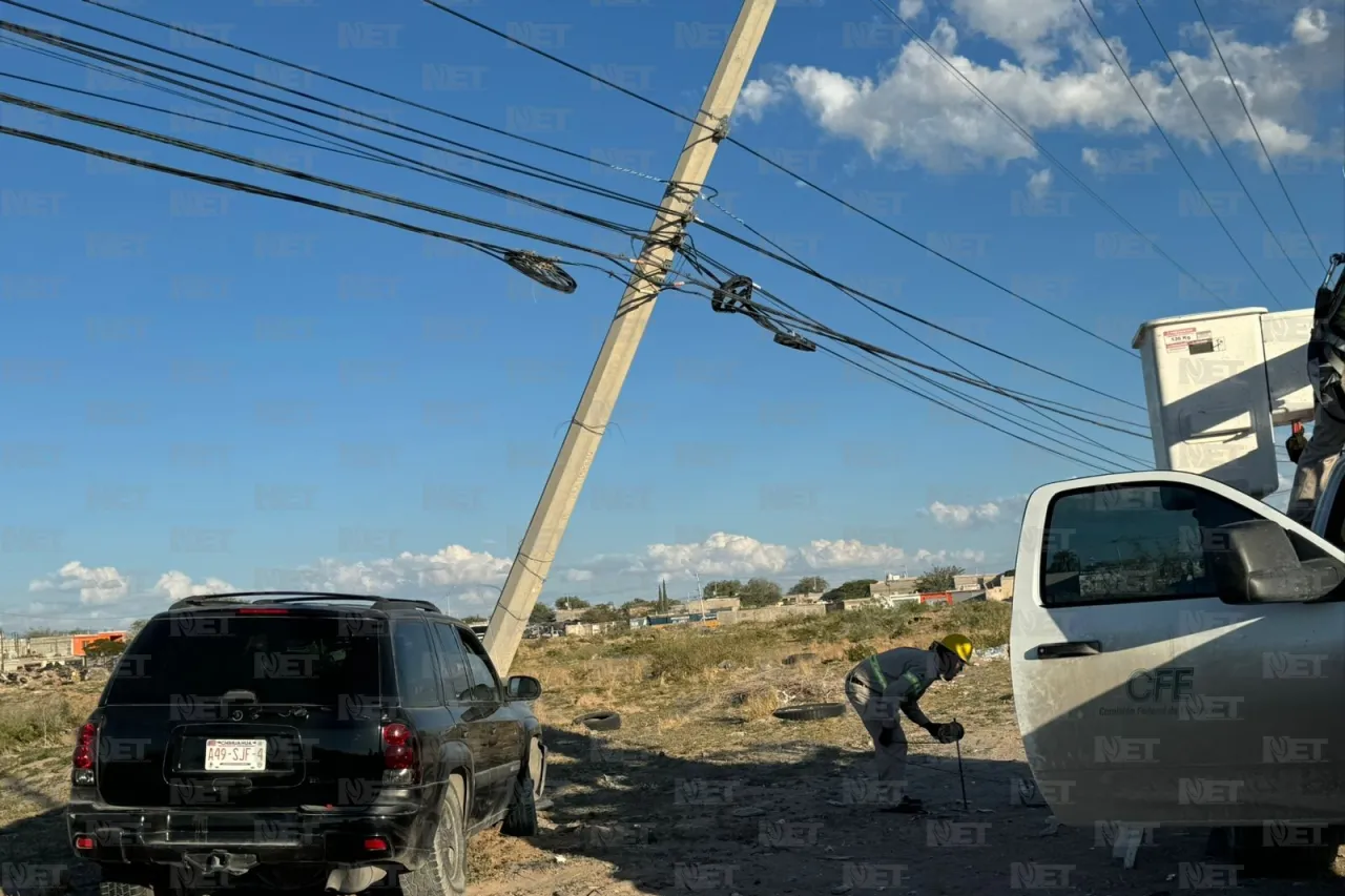 Maneja a exceso de velocidad, brinca camellón y derriba poste de la CFE