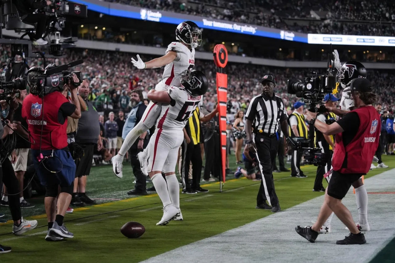 Vencen Falcons a Eagles en el MNF